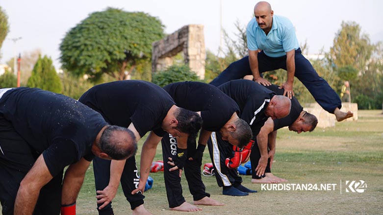 راهێنه‌رێك خۆبه‌خشانه‌ 14 ساڵ راهێنان به‌ هاوڕێكانی ده‌كات